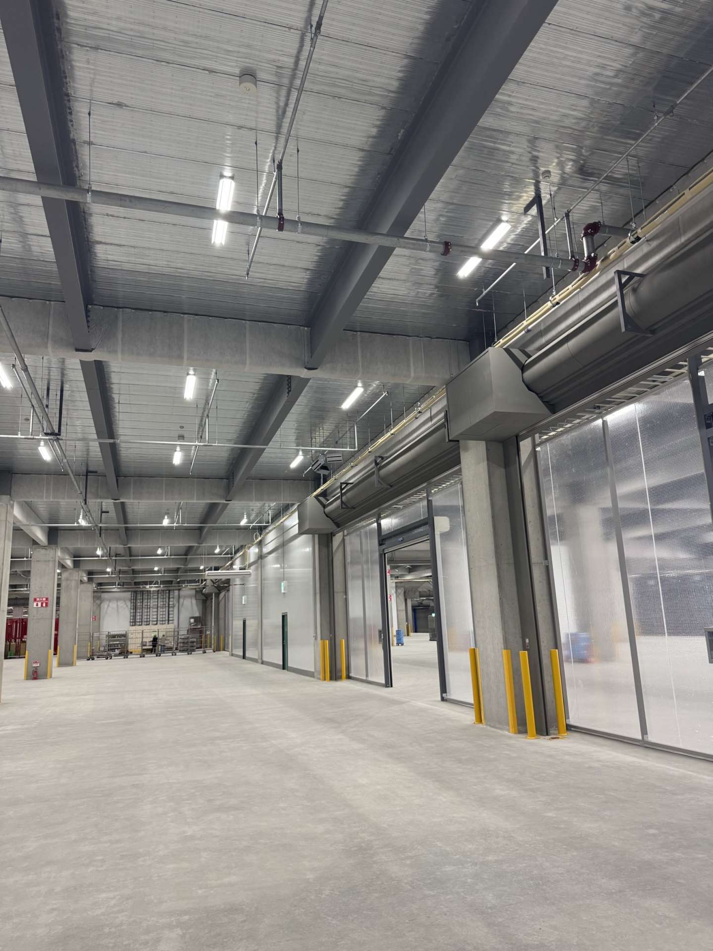 物流倉庫内 シートシャッター新設工事